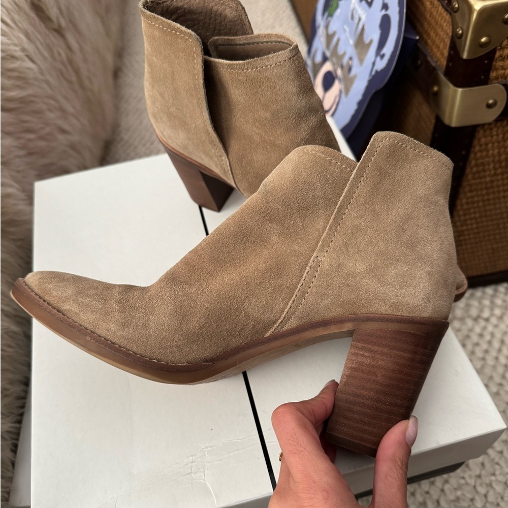 Dolce Vita size 8.5 light Tan Suede Ankle Boots - Picture 3 of 5